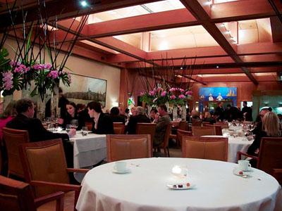 По мнению Elite Traveler, обедать в этом ресторане - обладателе трех звезд Michelin и лучшего в мире сомелье 2008 - все равно, что в галерее искусств.